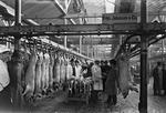 tilbagegang. I 1960 kulminerede andelsbevægelsen med over 60 svineslagterier i Danmark. I dag er der kun ét dominerende tilbage. Billedet er fra 1921 i Kødbyen i København. 