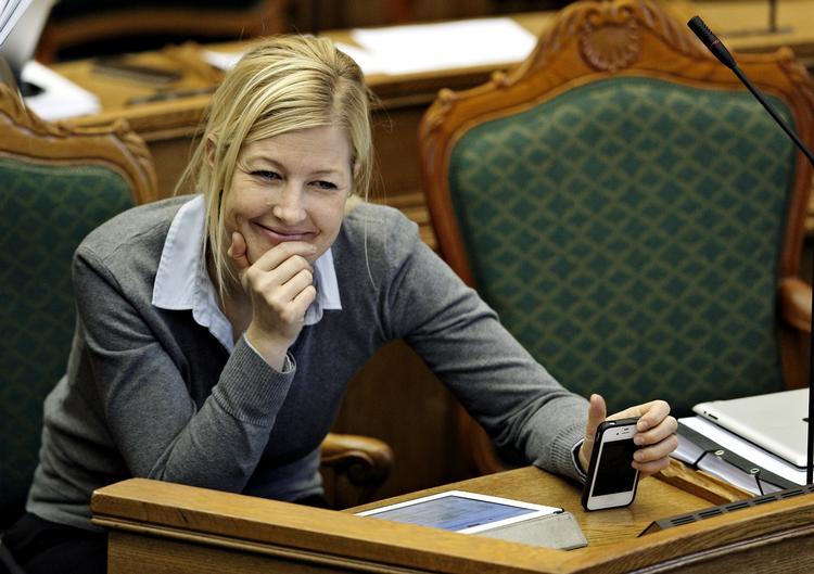 Køn. Uddannelses- og forskningsminister Sofie Carsten Nielsen (R) ser gerne, at mænd og kvinder søger andet end traditionelle mande- og kvindeuddannelser. 