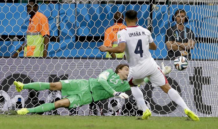 Tilfældigt? Costa Rica kunne lige så godt have vundet den straffesparkskonkurrence, Belgien var fuldt ud på niveau med Argentina, og man kan spørge sig selv, hvad Colombia kunne have gjort ved Brasilien med Falcao på toppen, skriver Lars Jacobsen. 