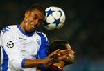 Duel. Zanka i luften mod FC Barcelonas Javier Mascherano i Champions League i 2010. 