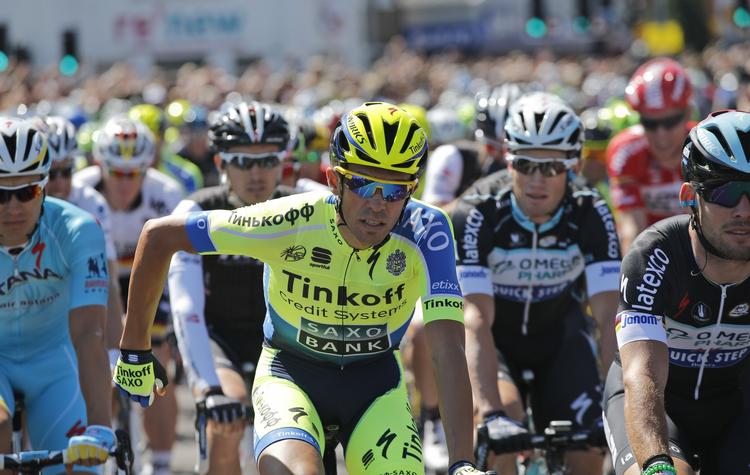 Centrum. Contador sad alene på afslutningen af 2. etape. 