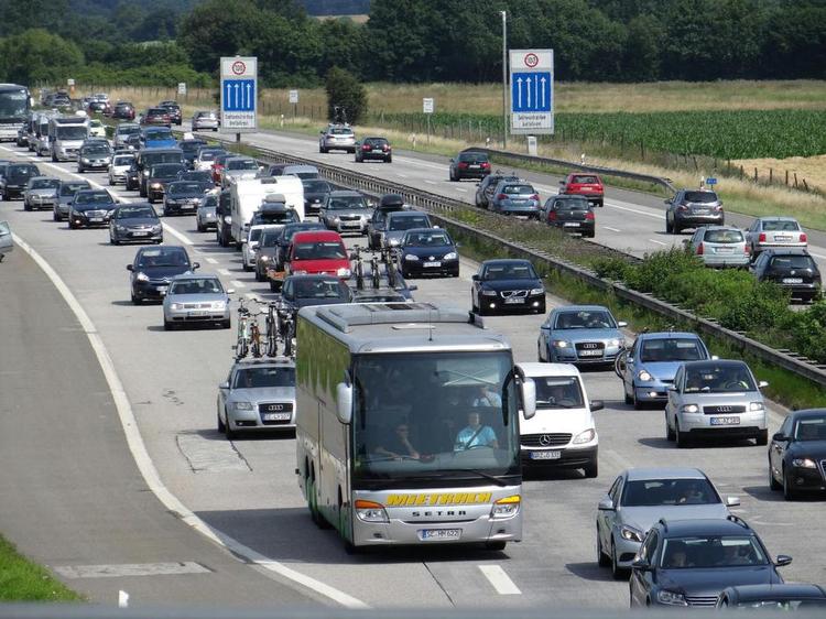 Trængsel. Den massive trafik slider hårdt på de tyske veje. Derfor er det nu planen, at også udlændinge skal betale vejgebyr. 