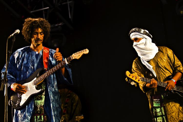 Tuareger. Bandets navn Tinariwen betyder 'ørkener', og nomadefolkene, der udgør bandet har optaget deres seneste album i Mohave-ørkenen i Californien, da deres hjemegn er konfliktramt og farlig af opholde sig i. Her ses Tinariwen ved en koncert på Roskilde Festival i 2010. (arkivfoto) 