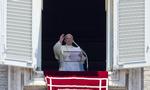 FRANS. Pave Frans står på sin balkon med udsigt over St. Peterspladsen ved Vatikanet i Italien dagen før han mødtes med seks pædofiliofre. 