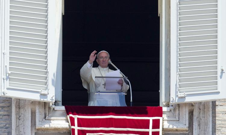FRANS. Pave Frans står på sin balkon med udsigt over St. Peterspladsen ved Vatikanet i Italien dagen før han mødtes med seks pædofiliofre. 