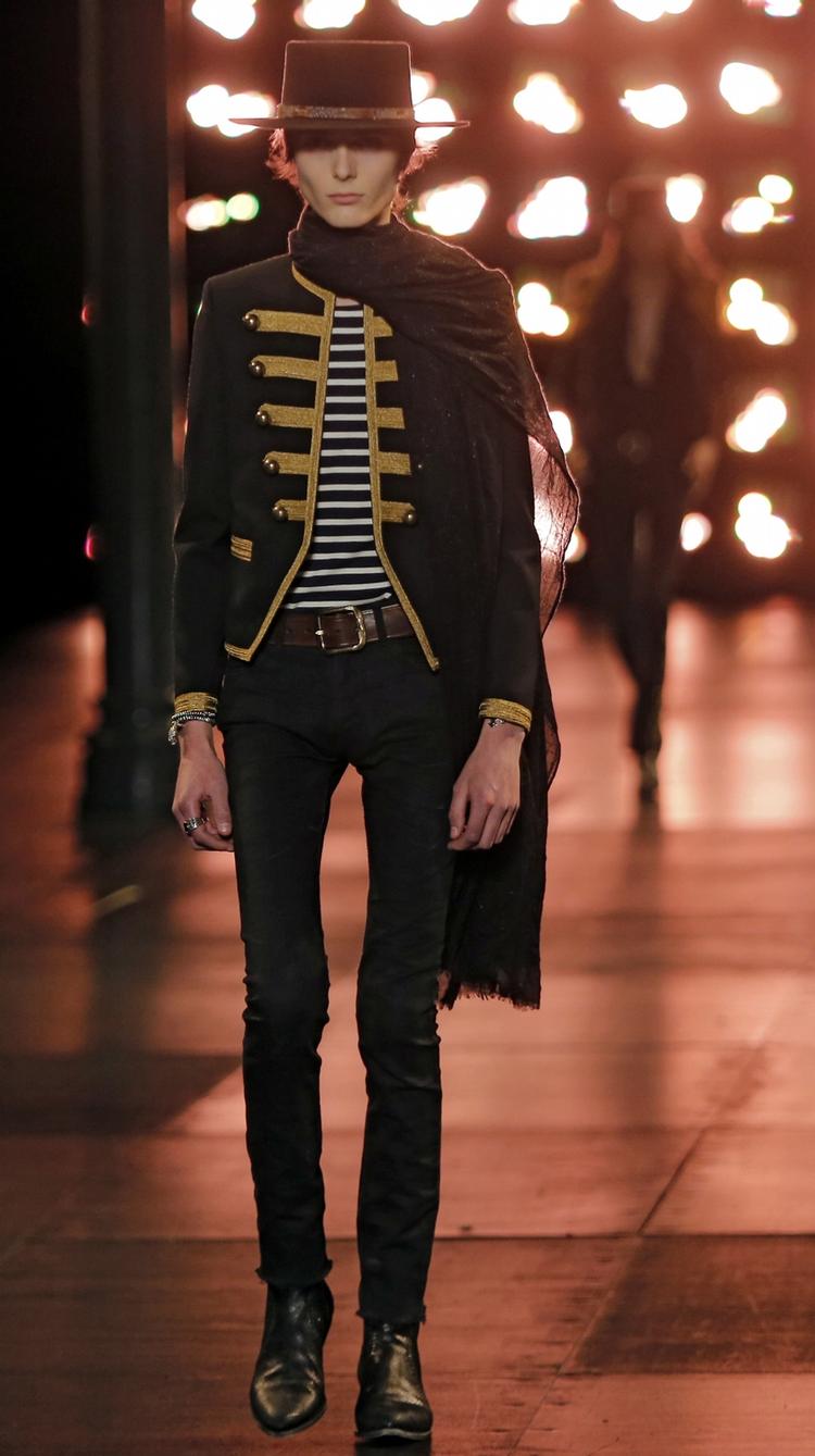 Mode. Den franske designer Hedi Slimane bringer ponchoer og det slanke look tilbage i herremoden. Her viser en model Forår-Sommer-kollektionen 2015. 