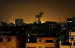 ramt. Røg rejser sig fra de huse, som israelske fly har bombet i det nordlige Gaza. 