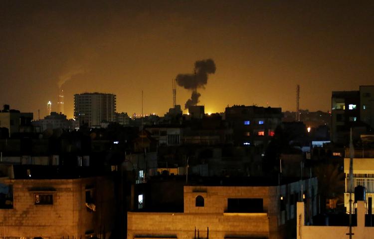 ramt. Røg rejser sig fra de huse, som israelske fly har bombet i det nordlige Gaza. 