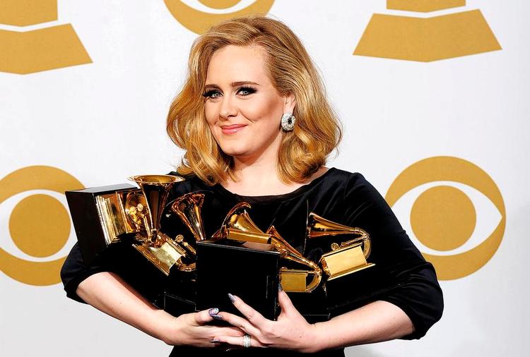 Lukket. Den storsælgende og prisvindende sangerinde Adele er en af de kunstnere, der risikere at ryge ud af YouTube, hvis de uafhængige pladeselskaber ikke accepterer YouTubes nye kontrakter. 