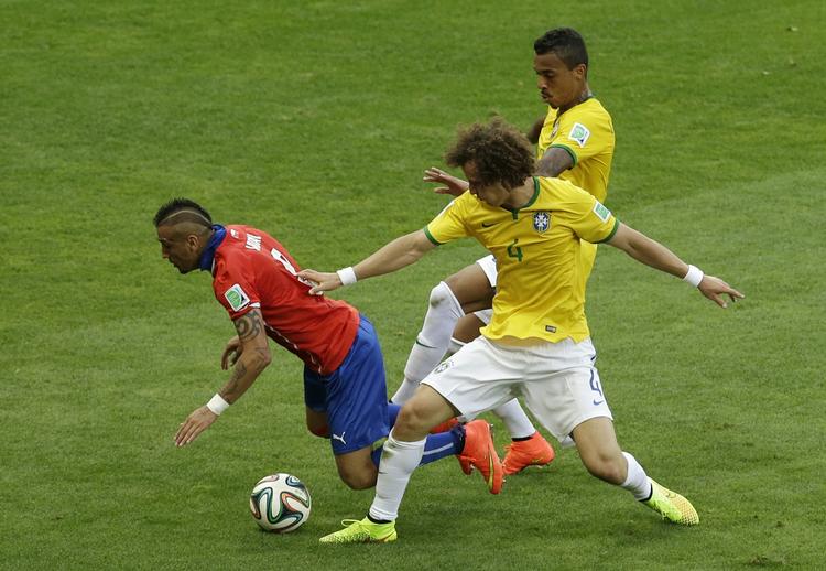Comeback. Luiz Gustavo (bagerst) afsonede karantæne mod Colombia, men er tilbage i aften mod Tyskland, der blot har fået fire advarsler i hele turneringen. Brasilien har fået 10. Anfører Thiago Silva er spærret mod tyskerne. 