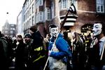 Ukendt. De fire tiltalte i sagen er medlemmer af en dansk afdeling af gruppen Anonymous, som ifølge anklager Ebbe Arentoft blandt andet kendetegnes ved, at de bærer den ikoniske Guy Fawkes-maske, som ses ovenfor. Billedet er taget ved en stor demonstration mod den omstridte ACTA-lov i 2012. 