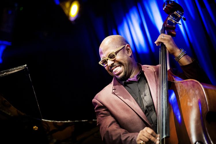Venligt. Det var underholdende standardjazz, som store Christian McBride og hans trio leverede. 