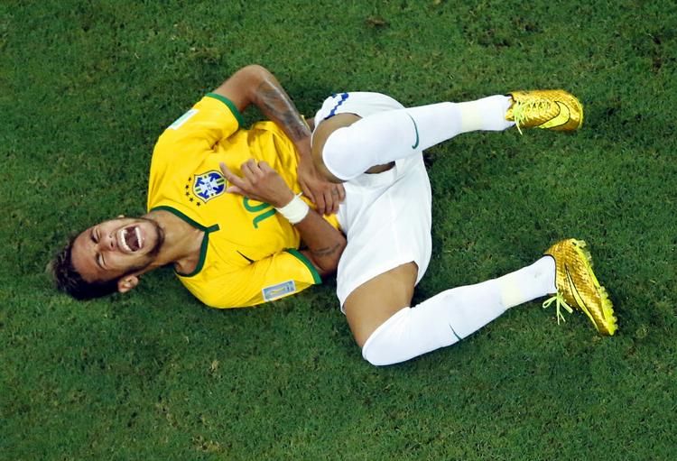 Brud. Neymar var ikke ligeså dominerende i kvartfinalen mod Colombia, som han var under øvrige kampe under dette VM, hvor han nåede at score fire mål, inden et colombiansk knæ gav ham et brud på en ryghvirvel, som forhindrer ham i at spille flere kampe i turneringen. 