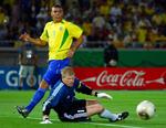 2002. Ronaldo og den tyske målmand Oliver Kahn var de dominerede skikkelser ved VM i 2002. Ronaldo blev topscorer, mens Kahn blev kåret til slutrundens vigtigste spiller. Ronaldo scorede begge mål i finalen. 