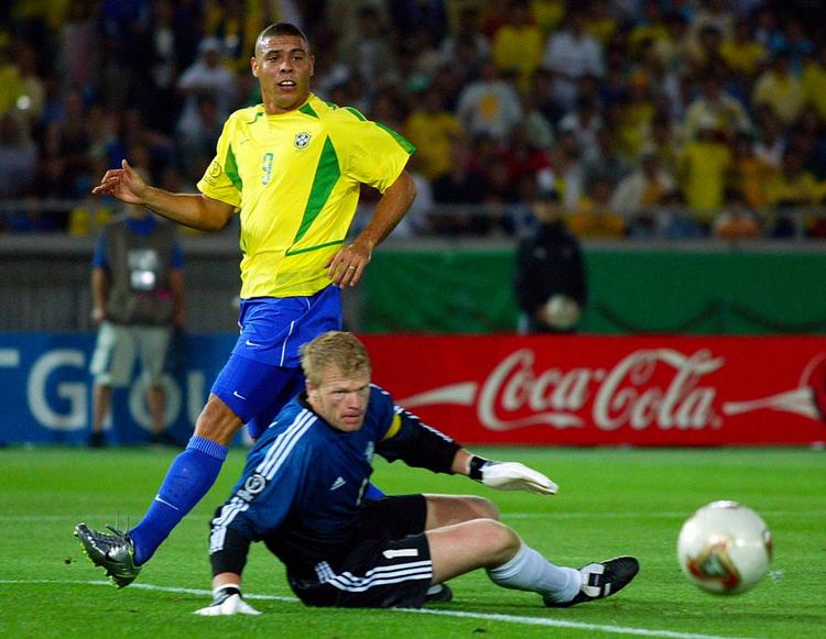 2002. Ronaldo og den tyske målmand Oliver Kahn var de dominerede skikkelser ved VM i 2002. Ronaldo blev topscorer, mens Kahn blev kåret til slutrundens vigtigste spiller. Ronaldo scorede begge mål i finalen. 