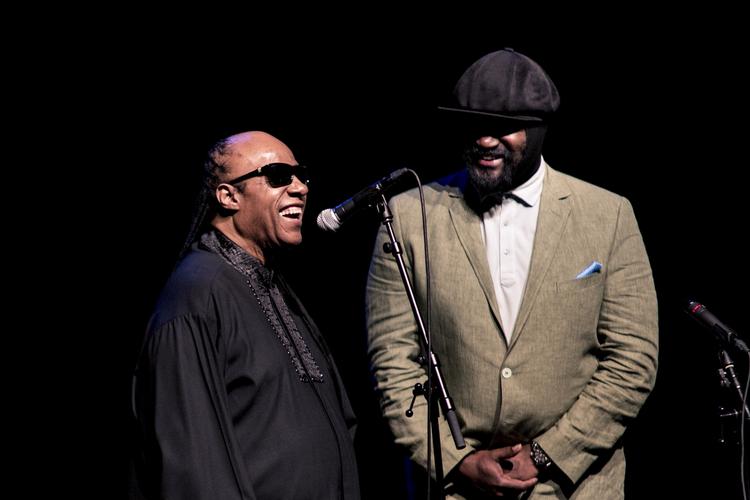 benovet. Den altid hattebærende Gregory Porter fik besøg af Stevie Wonder til sit ekstranummer, da han optrådte i Koncerthuset mandag. 'Amazing night', skriver Porter i dag på sin facebookprofil. 