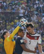 Våben. Tyskernes forsvarsspiller Mats Hummels (th) har allerede scoret to gange på dødbolde ved dette VM. 
