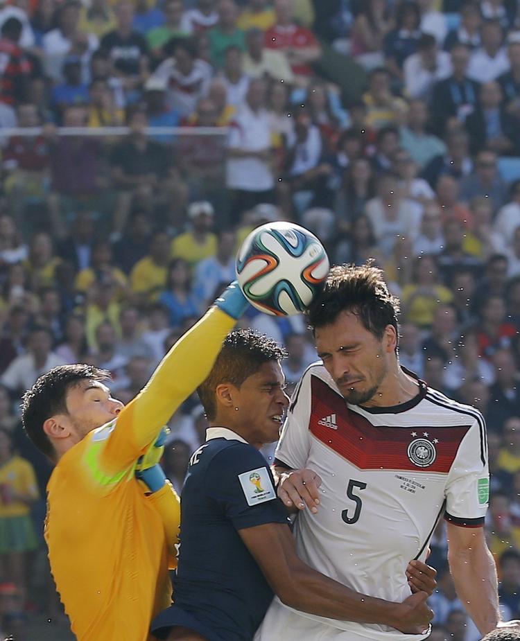 Våben. Tyskernes forsvarsspiller Mats Hummels (th) har allerede scoret to gange på dødbolde ved dette VM. 