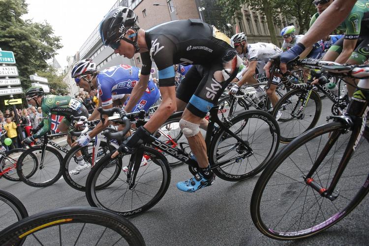 SÅRET. Chris Froome måtte forbindes efter sit styrt på dagens etape. 