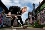 hornblæser. Saxofonisten Mette Rasmussen er ung og kvinde, men først og fremmest er hun saxofonist og en spændende ny stemme på den grænsesøgende nordiske jazz- scene. Hun spiller på Jazzhouse i juli. Foto: Jacob Ehrbahn 