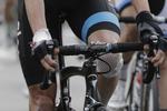 AV. Forbinderne på Chris Froomes knæ og håndled vidner om, at dagens etape var hård ved den forsvarende Tour de France-mester. 
