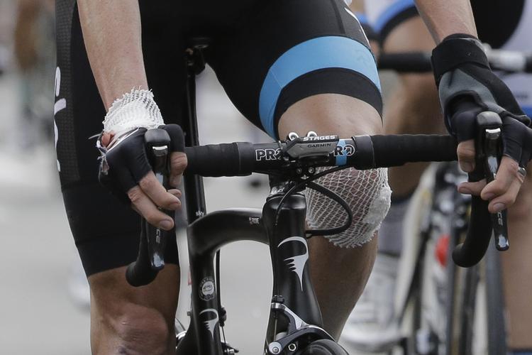 AV. Forbinderne på Chris Froomes knæ og håndled vidner om, at dagens etape var hård ved den forsvarende Tour de France-mester. 