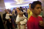 DÆKNING. Indbyggere i Tel Aviv fortrækker til en kælder på et hotel i hovedstaden efter advarselssirener har lydt over byen. 