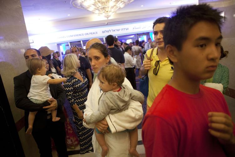 DÆKNING. Indbyggere i Tel Aviv fortrækker til en kælder på et hotel i hovedstaden efter advarselssirener har lydt over byen. 