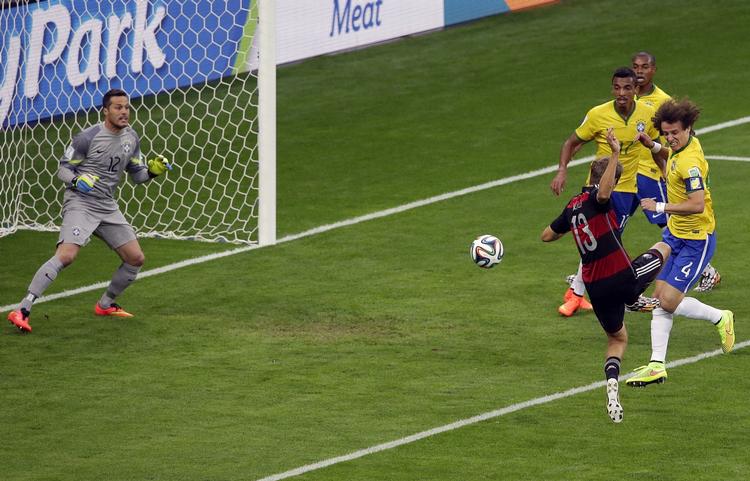 Første mål i den brutale tyske ydmygelse af Brasilien blev sat ind af Thomas Müller. Herefter fulgte yderligere seks tyske scoringer. 