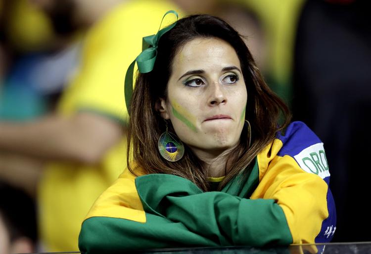 En sammenbidt fan på Mineirao Stadium i Belo Horizonte ved stillingen 5-0. Det vides ikke om hun så ydmygelsen til ende. 