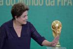 Præsident. Dilma Roussef har lidt store knæk i populariteten over det seneste år i forbindelse med forberedelserne til fodbold-VM, der er blevet dyrere end planlagt. Demonstranter protesterede i gaderne, fordi de mange penge ikke i stedet gik til forbedringer af sundhedsvæsen og uddannelsessystemet. 