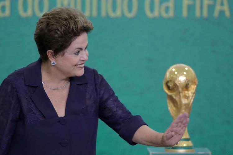Præsident. Dilma Roussef har lidt store knæk i populariteten over det seneste år i forbindelse med forberedelserne til fodbold-VM, der er blevet dyrere end planlagt. Demonstranter protesterede i gaderne, fordi de mange penge ikke i stedet gik til forbedringer af sundhedsvæsen og uddannelsessystemet. 