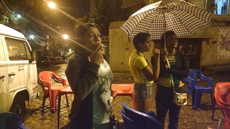 Smøg-billede: Regnen skyllede ned over de slukørede brasilianere i Rio de Janeiro, der måtte se til vantro til under gårsdagens sviende nederlag til Tyskland. 
