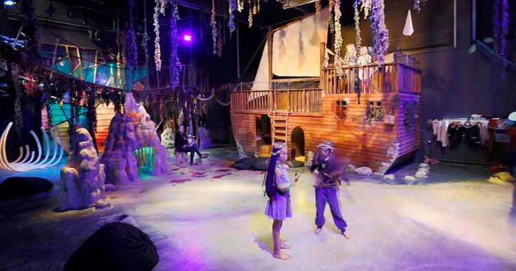 Eventyrligt. H. C. Andersen underholder især de små i Børnekulturhuset Fyrtøjet i Odense - her ved piratskibet. 