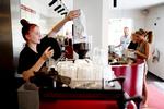 KAFFEKLAR. Natasha Christensen klarer jobbet til perfektion på Baresso ved Rundetårn. Selv om der somme tider er kø helt ud på vejen »elsker jeg at arbejde her«. 