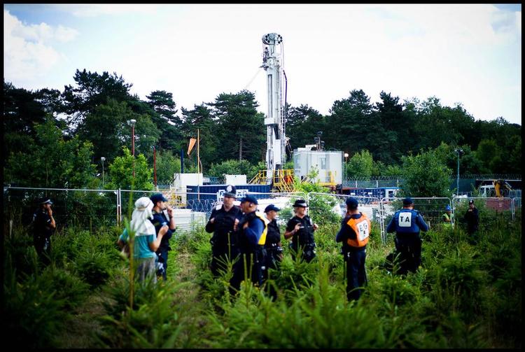 konfrontation. Protesterne mod skifergasboringer har været udbredte i Europa. Her demonstrerer aktivister mod en boring sidste år i West Sussex. 