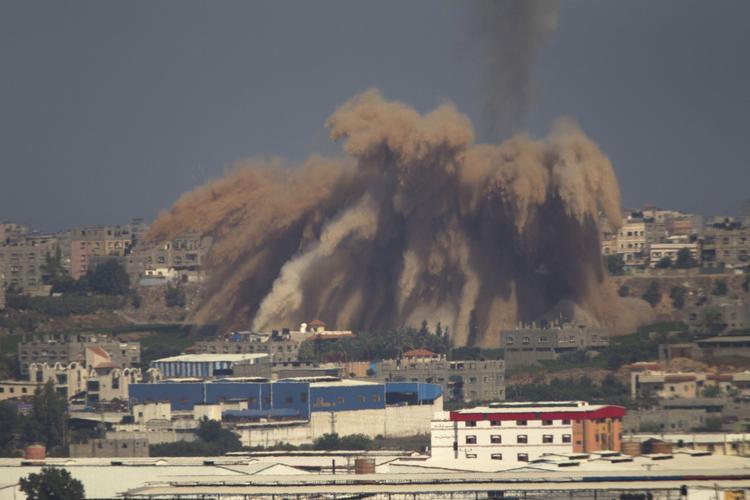 Hævn. En sky rejser sig, da et israelsk bombeangreb rammer Gaza her til morgen. Imens opfordrer USA's præsident Brack Obama til at stoppe gengældelserne. 