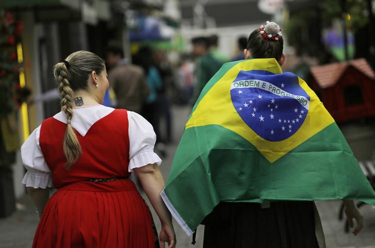 Blandet. Tyskland spiller ikke tysk, Brasilien spiller ikke brasiliansk. Forskellene mellem kontinenternes stile er blevet mindre, mener Anders Lindegaard. 