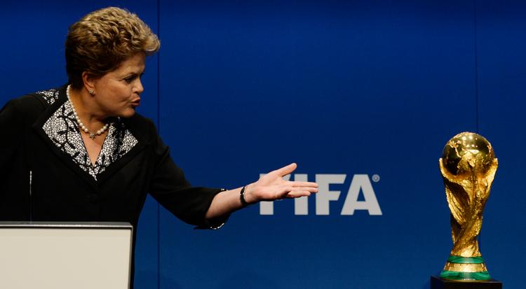 trumf. Ifølge Brasilien-kender Vinicius Mariano de Carvalho fra Aarhus Universitet havde landets præsident Dilma Rousseff set frem til at bruge Brasiliens sejr ved VM til selv at genvinde sin post som præsident i oktober. 