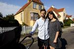 RETSSAG. Tobias og Lærke Jul Gagner bor med deres to børn i en af de andelsvillaer, som Københavns kommune har gjort mindre værd på grund af en hidtil ukendt klausul. De skal nu sagsøge kvinden, de købte huset af, for at holde sig skadesløse. 