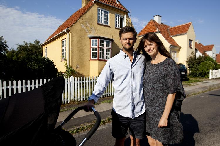 RETSSAG. Tobias og Lærke Jul Gagner bor med deres to børn i en af de andelsvillaer, som Københavns kommune har gjort mindre værd på grund af en hidtil ukendt klausul. De skal nu sagsøge kvinden, de købte huset af, for at holde sig skadesløse. 