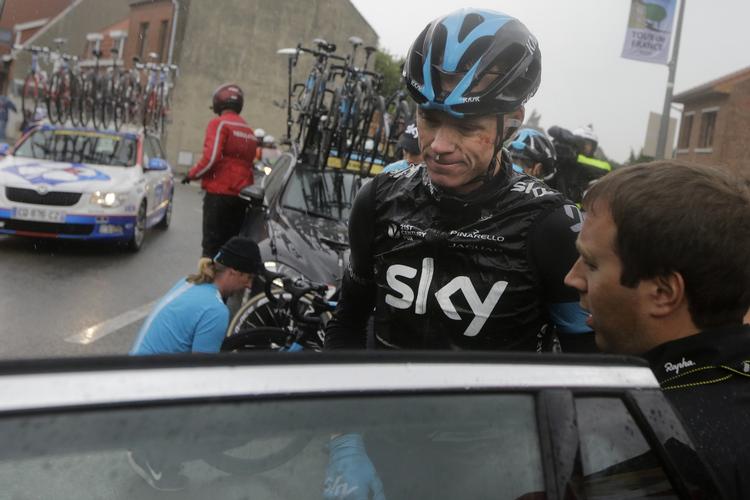Da Chris Froome styrtede for anden gang var der omkring 70 kilometer til målstregen, og  umiddelbart inden den første sektion med de frygtede brosten på etapen til Arenberg Porte du Hainaut. Det er første gang i karrieren, at Froome udgår af Tour de France. 