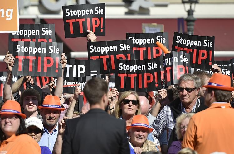 PROTESTER. Den transatlantiske frihandelsaftale (TTIP) mellem EU og USA er blevet bremset af en måneder lang høring. 