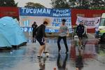 INVASION. 70.000 argentinere invaderer São Paulo op til semifinalen i dag, og Brasilien har måttet stille teltplads til rådghed, hvor campisterne i går prøvede at få det bedste ud af vejret. 