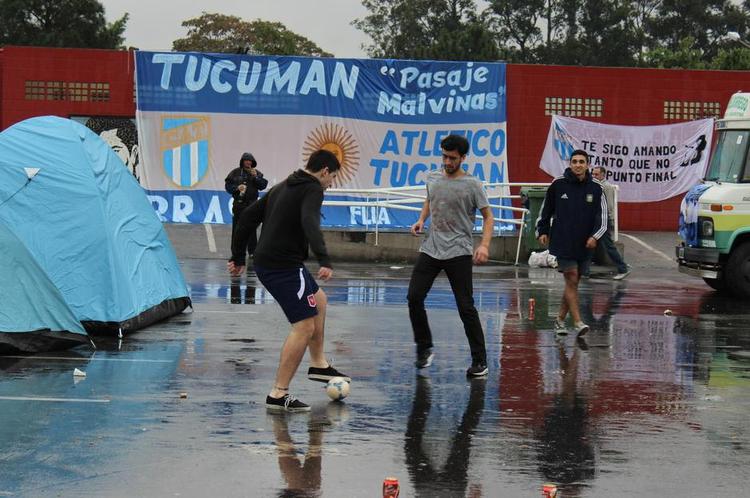 INVASION. 70.000 argentinere invaderer São Paulo op til semifinalen i dag, og Brasilien har måttet stille teltplads til rådghed, hvor campisterne i går prøvede at få det bedste ud af vejret. 