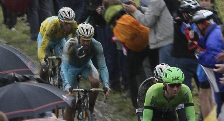 Centrum. Fuglsang kørte en stor etape - for sig selv og for kaptajn Nibali (bagerst). 