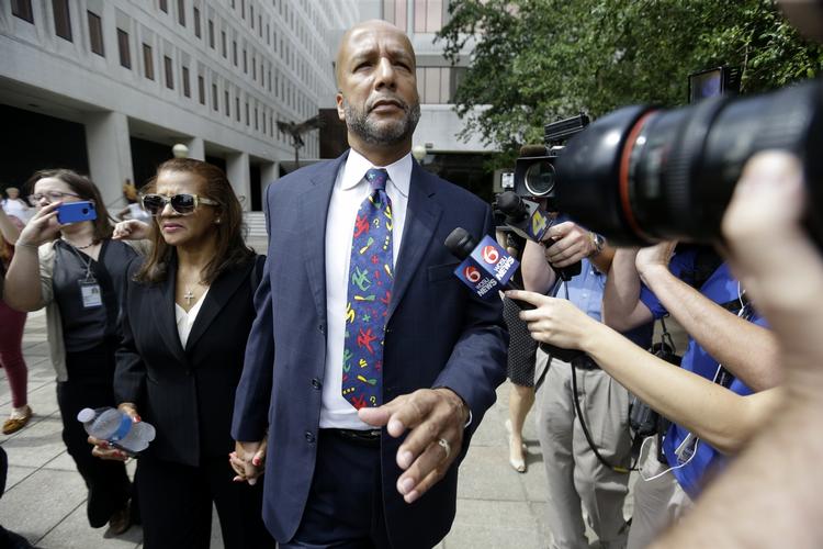 SKYLDIG. Den tidligere borgmester i New Orleans Ray Nagin forlader her retten med sin kone, efter han er blevet dømt skyldig i at modtage bestikkelse fra virksomheder, der ville bygge New Orleans op igen efter orkanen Katrina ramte i 2005. 