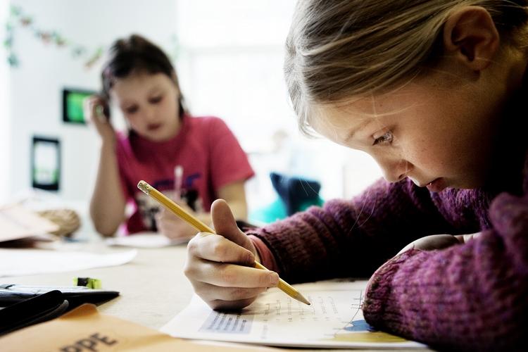lektier. Udenlands-dansker, bosat i Tyskland, peger på at en fordelene ved den tyske heldagsskole er, at lektierne bliver lavet i skoletiden. 