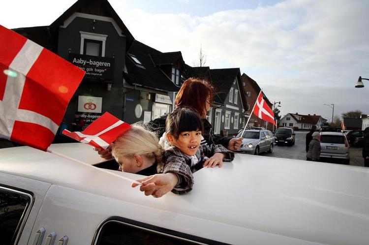 Hjemme. Udvisningen af den 7-årige Im og hendes mor, Suthida Nielsen, udløste i slutningen af sidste år noget nær et folkekrav om at lade familien blive i Danmark. Loven blev lavet om, og mor og datter kunne vende hjem til Aabybro. 
