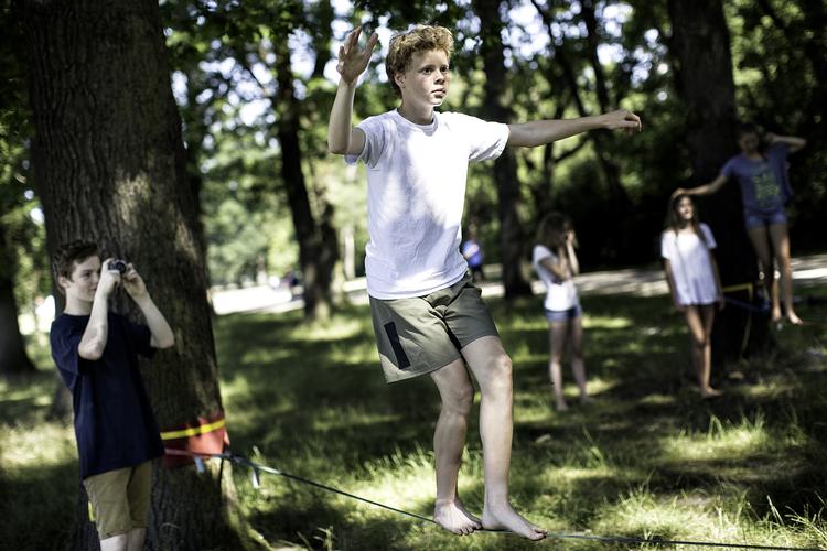 FOKUSERET. Et fast blik fremad hjælper på balancen. Søren Riis Andersen instruerer i Fælledparken. 